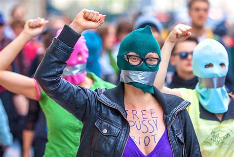  Die Pussy Riot-Proteste: Eine furiose Mischung aus Punkrock, feministischen Idealen und politischer Kritik