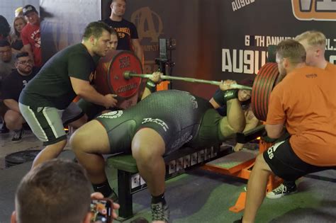 Das Transformative Powerlifting Event: Eine Analyse von Zaheer Khans historischem Weltrekord im Bankdrücken