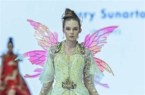  Indonesia Menjelajah: Jakarta Fashion Week Membangkitkan Gairah Kreativitas Generasi Muda