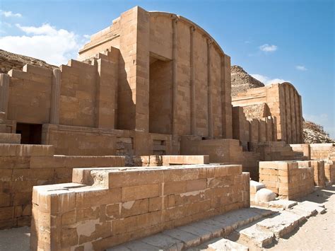 Der Bau des ersten Sonnentempels: Ein Triumph der Architektur und Astronomie unter Djoser